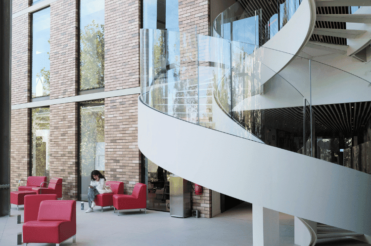 Vista de las escaleras y zona de relax del campus de TBS Education-Barcelona