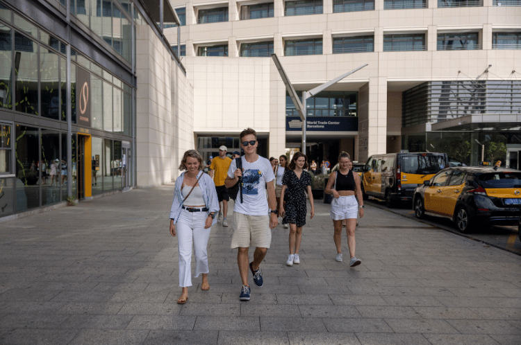 estudiantes de TBS Summer School visitan el puerto de Barcelona