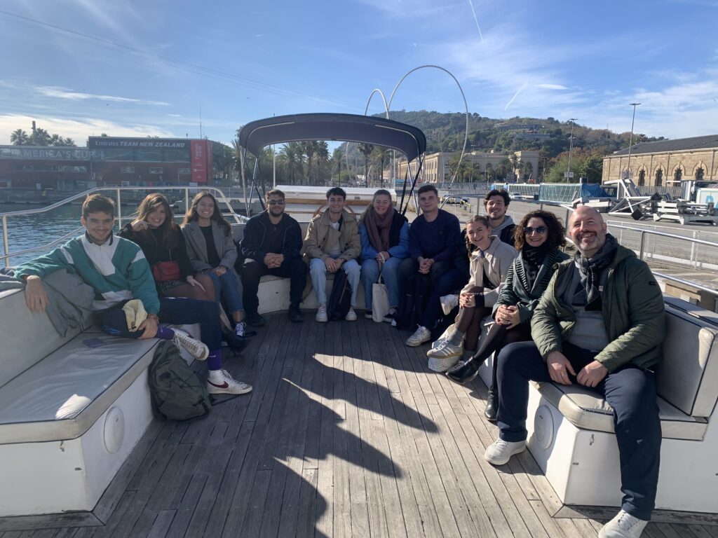 Durante la semana del Taller, los alumnos también visitaron el Puerto de Barcelona y su
entorno, teniendo la oportunidad de observar de primera mano las operaciones, el tráfico, las
infraestructuras y los operadores ubicados en el Puerto